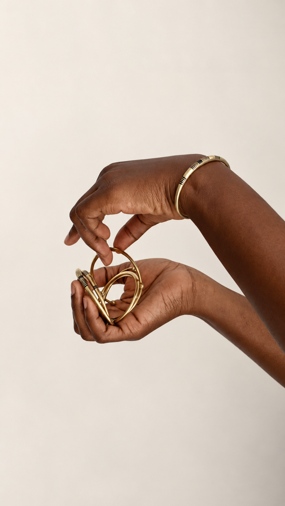 BLACK DETAILED RETRO ARMLETS