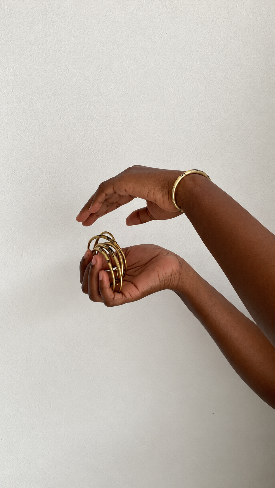 BLACK DETAILED RETRO ARMLETS