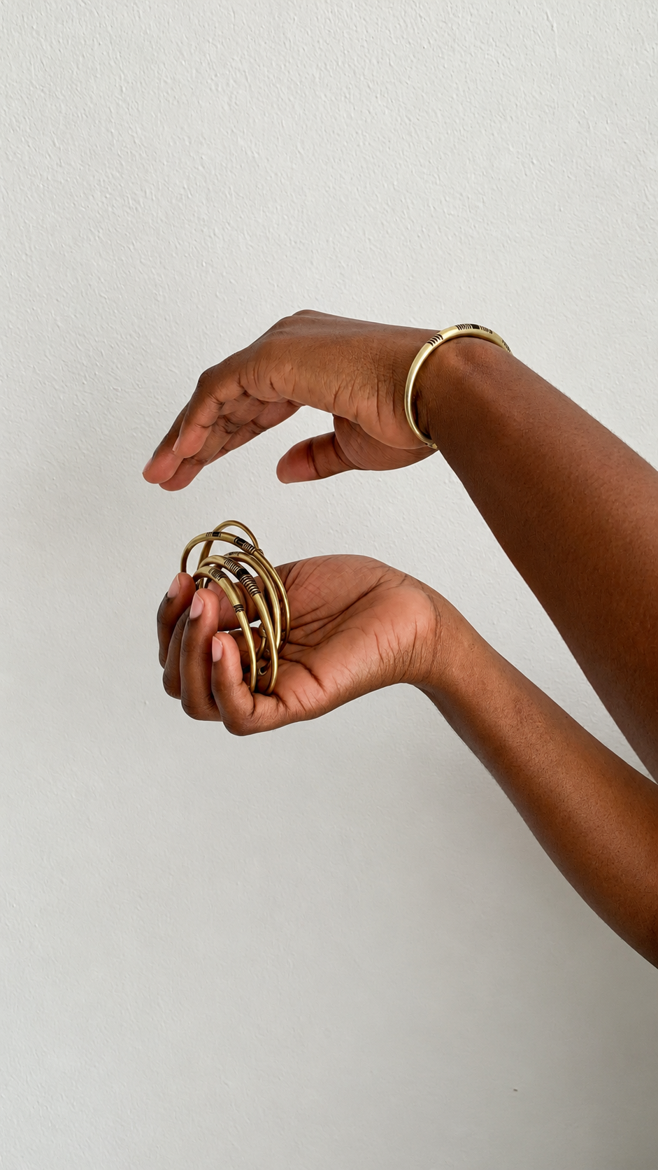BLACK DETAILED RETRO ARMLETS
