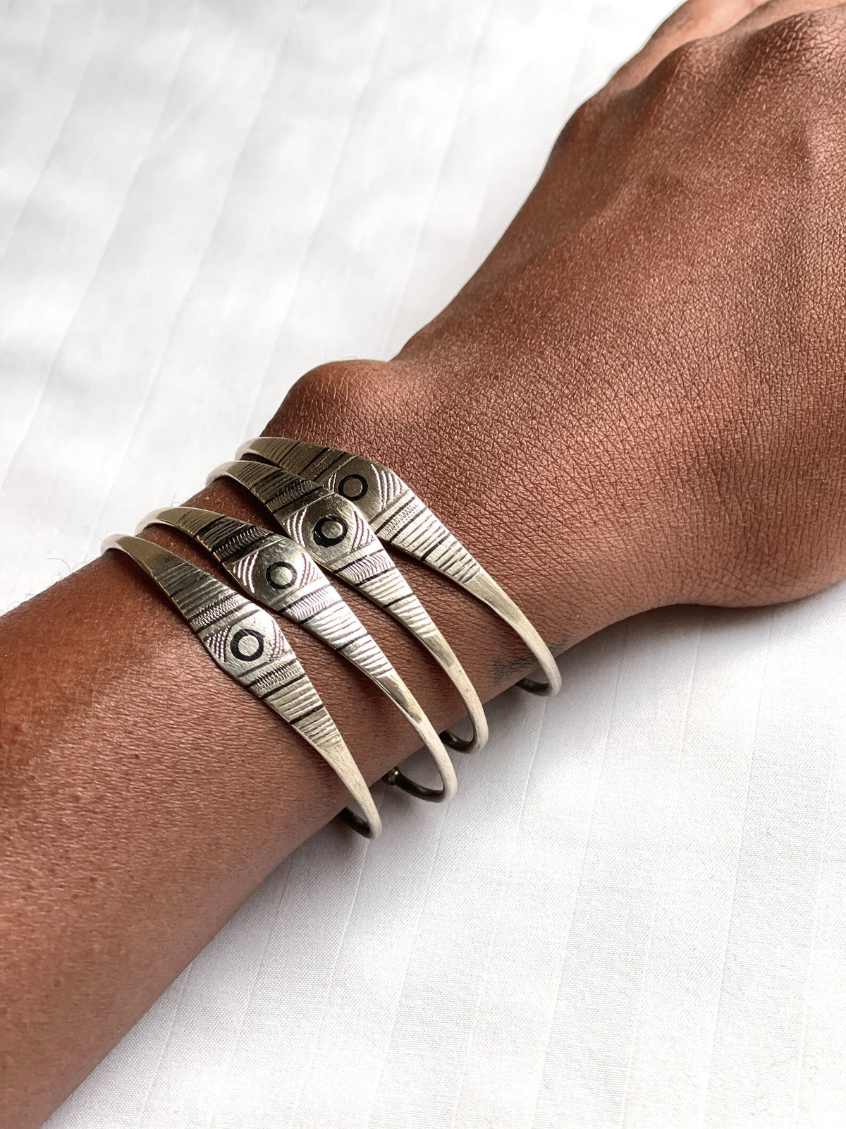 BLACK DETAILED EASY ADJUSTABLE RETRO ARMLETS