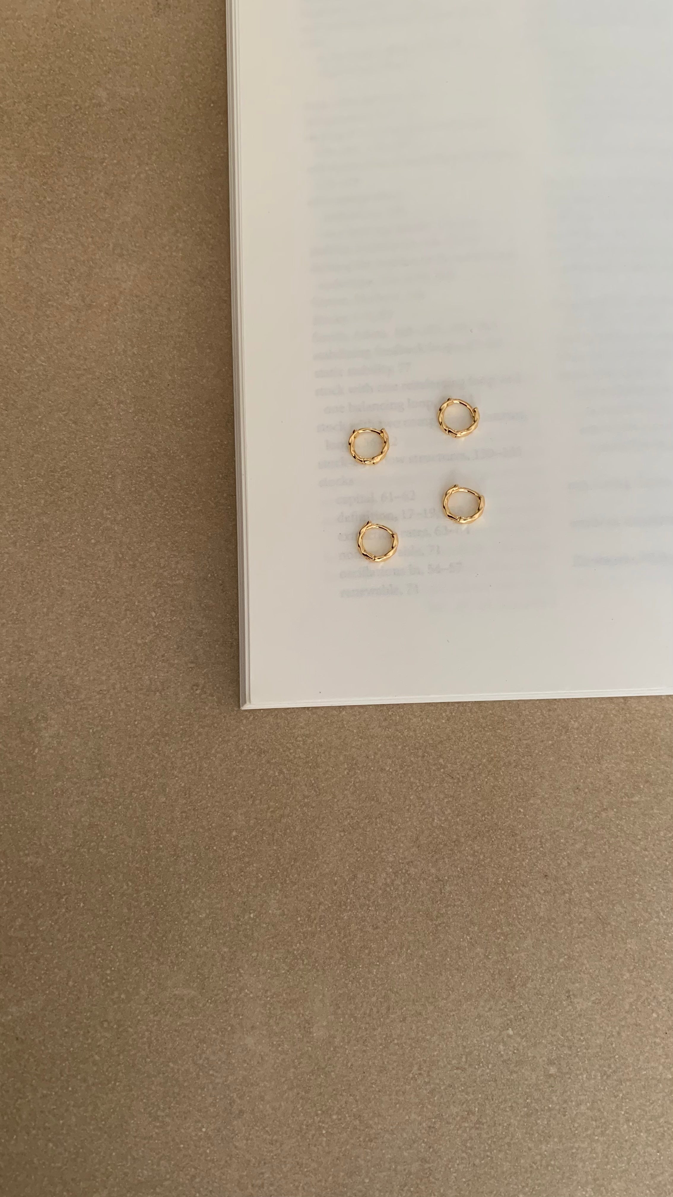 DETAILED MINI HUGGIE HOOP EARRINGS