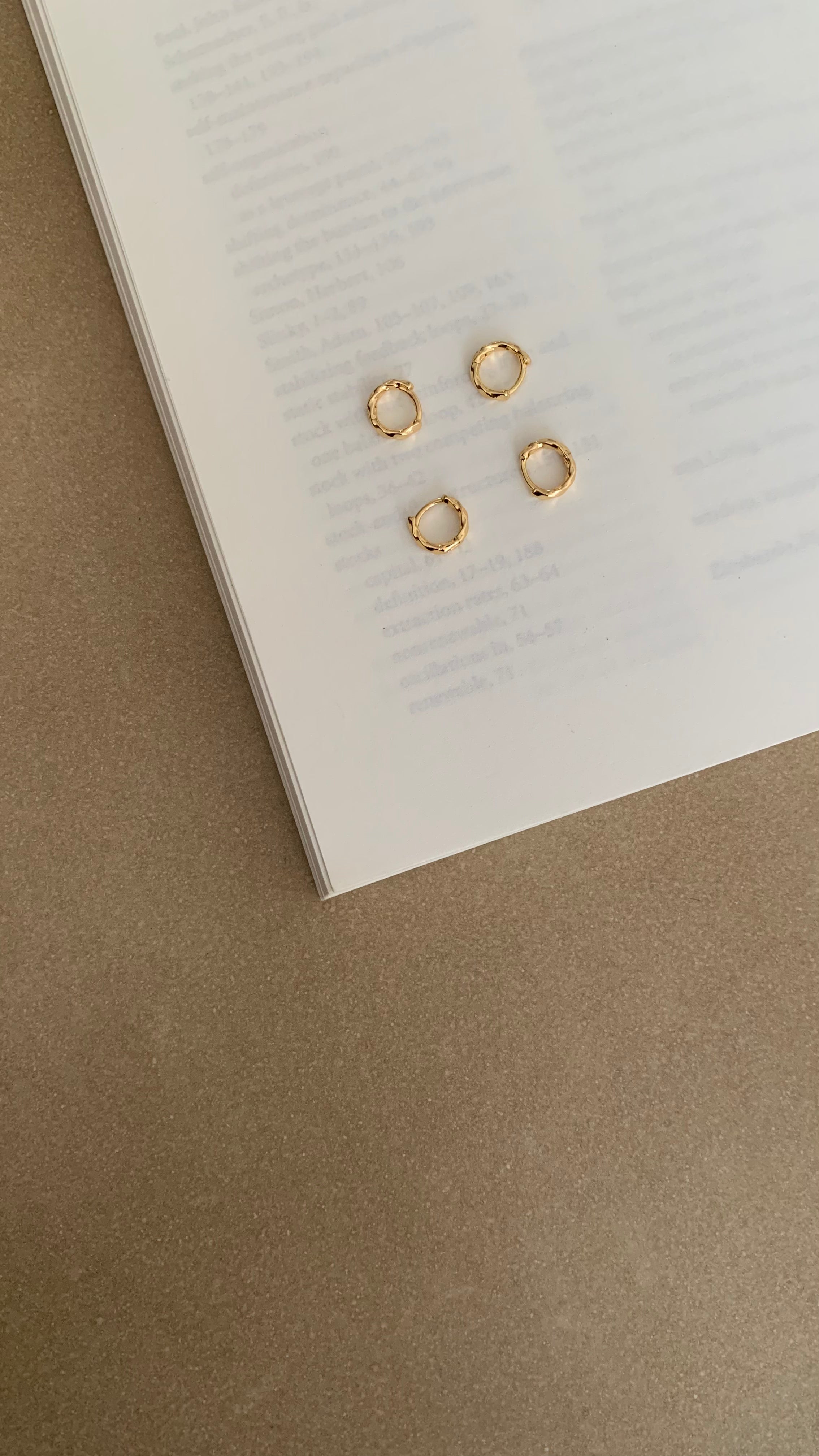 DETAILED MINI HUGGIE HOOP EARRINGS