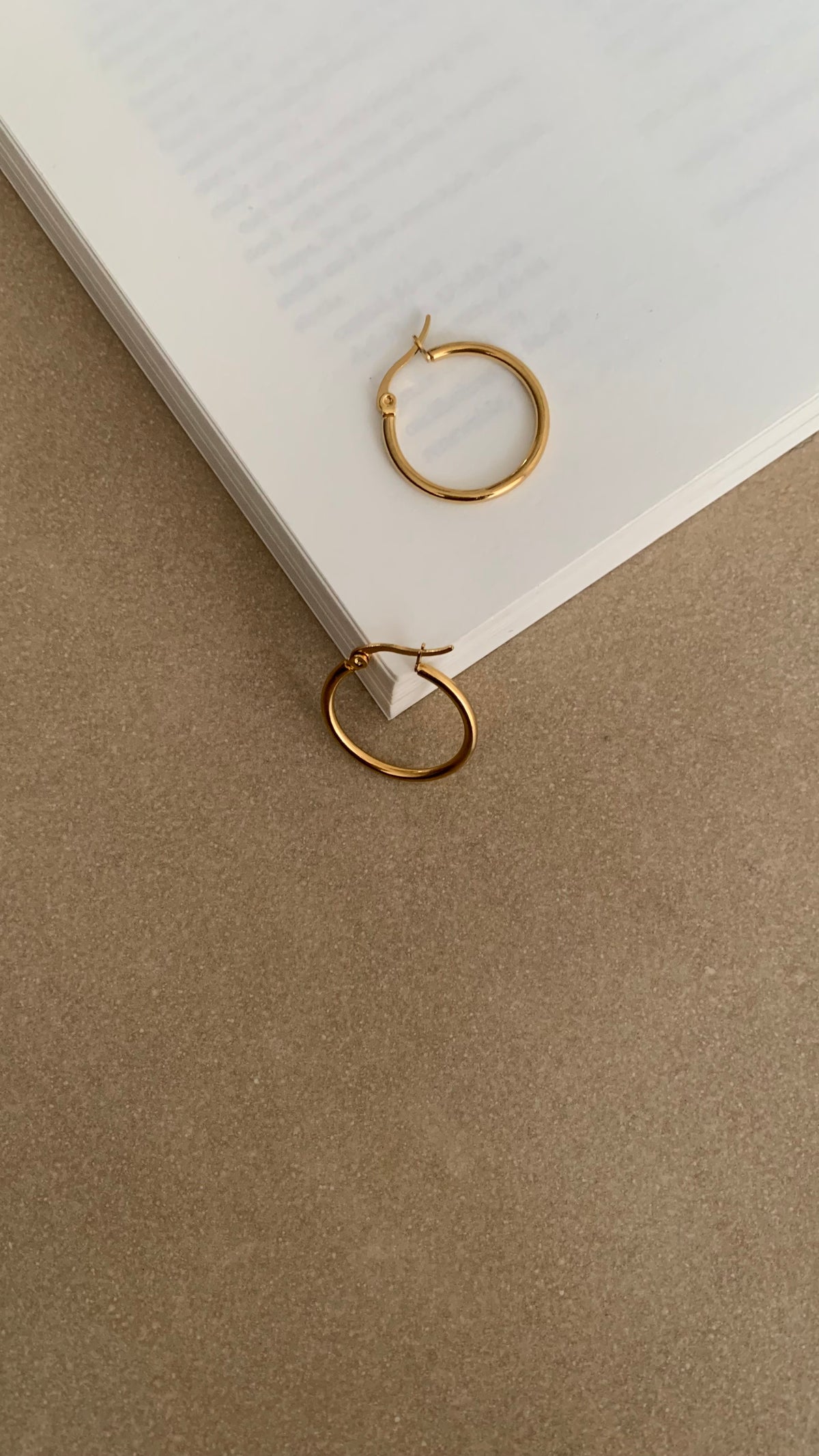 MINIMAL ROUND HOOP EARRINGS