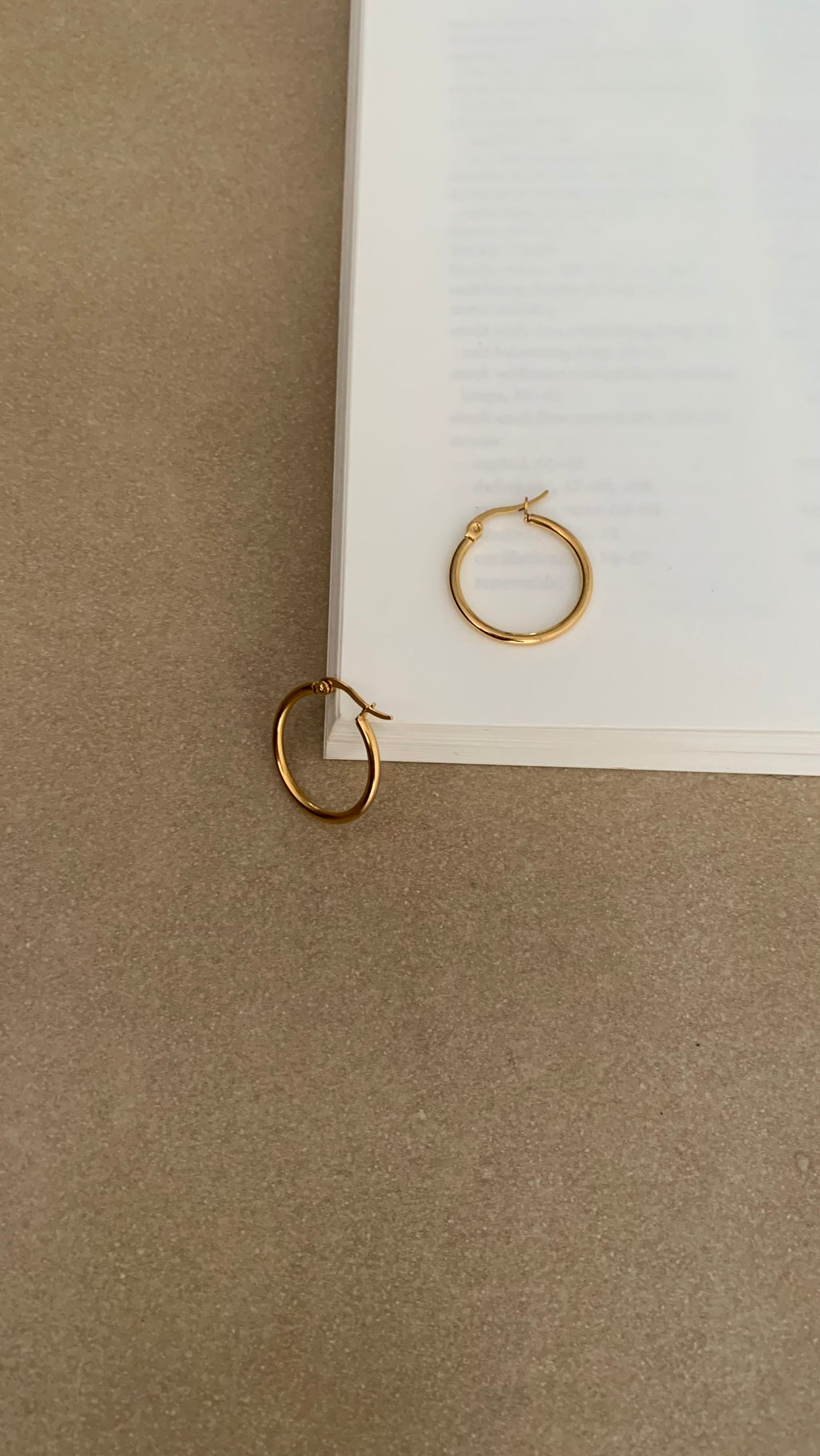 MINIMAL ROUND HOOP EARRINGS