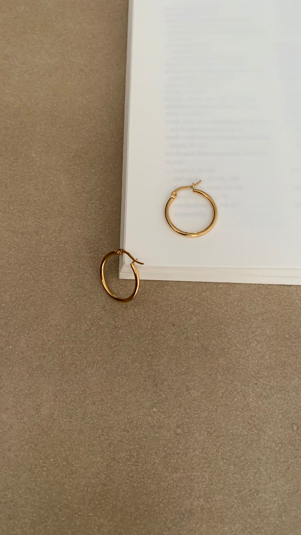 MINIMAL ROUND HOOP EARRINGS