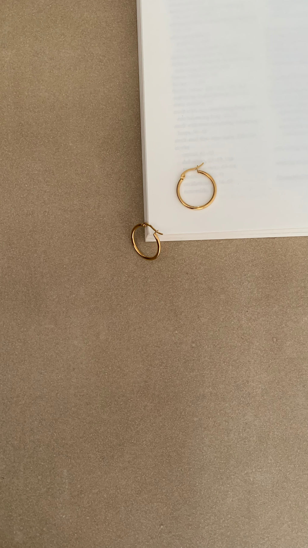 MINIMAL ROUND HOOP EARRINGS