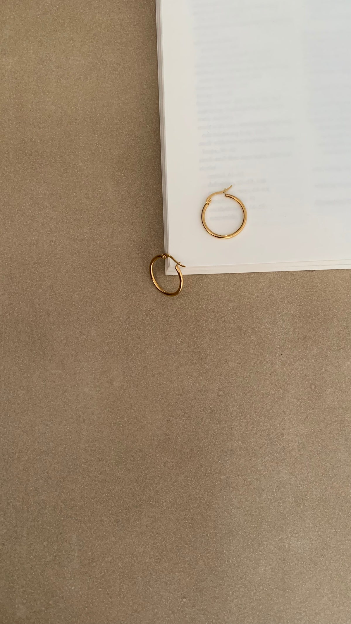 MINIMAL ROUND HOOP EARRINGS