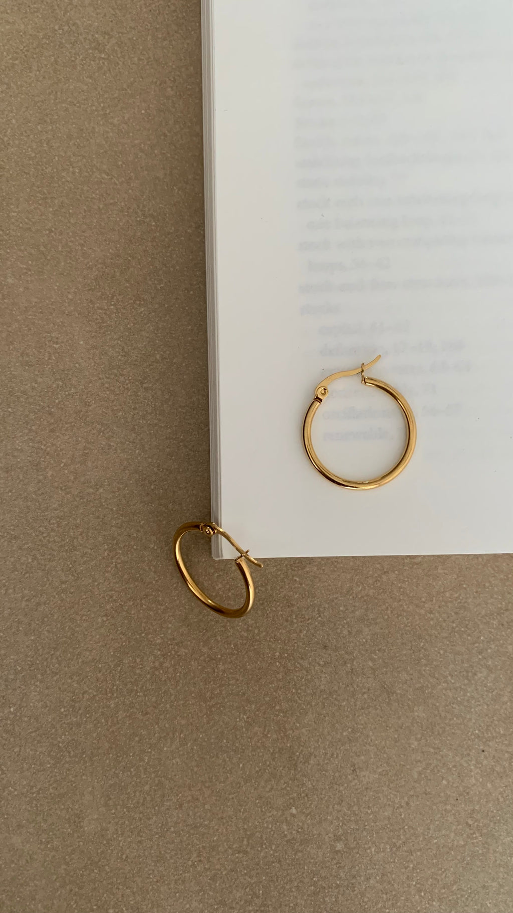 MINIMAL ROUND HOOP EARRINGS