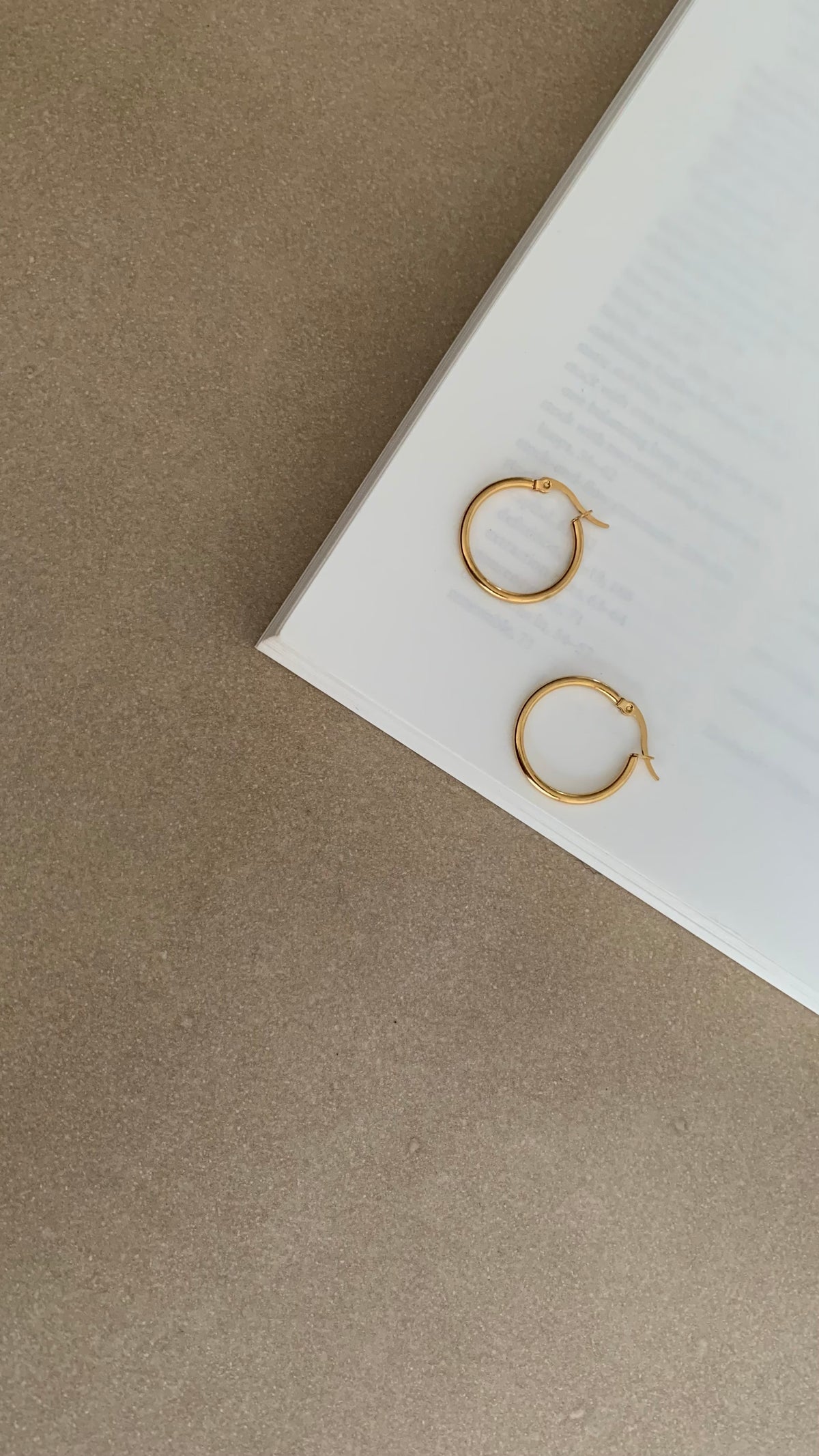 MINIMAL ROUND HOOP EARRINGS