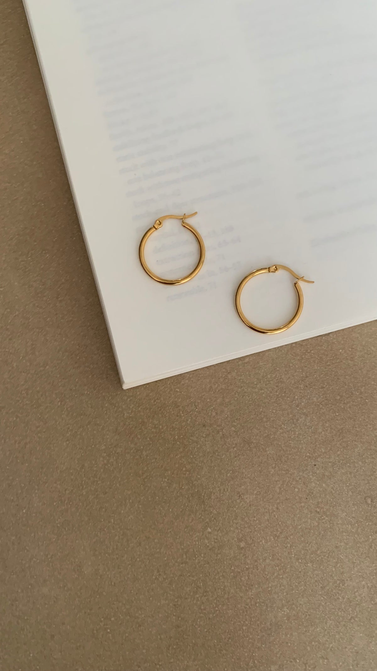MINIMAL ROUND HOOP EARRINGS