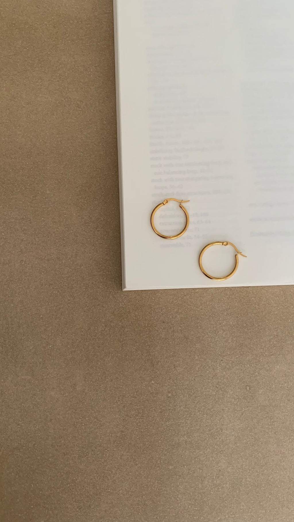 MINIMAL ROUND HOOP EARRINGS