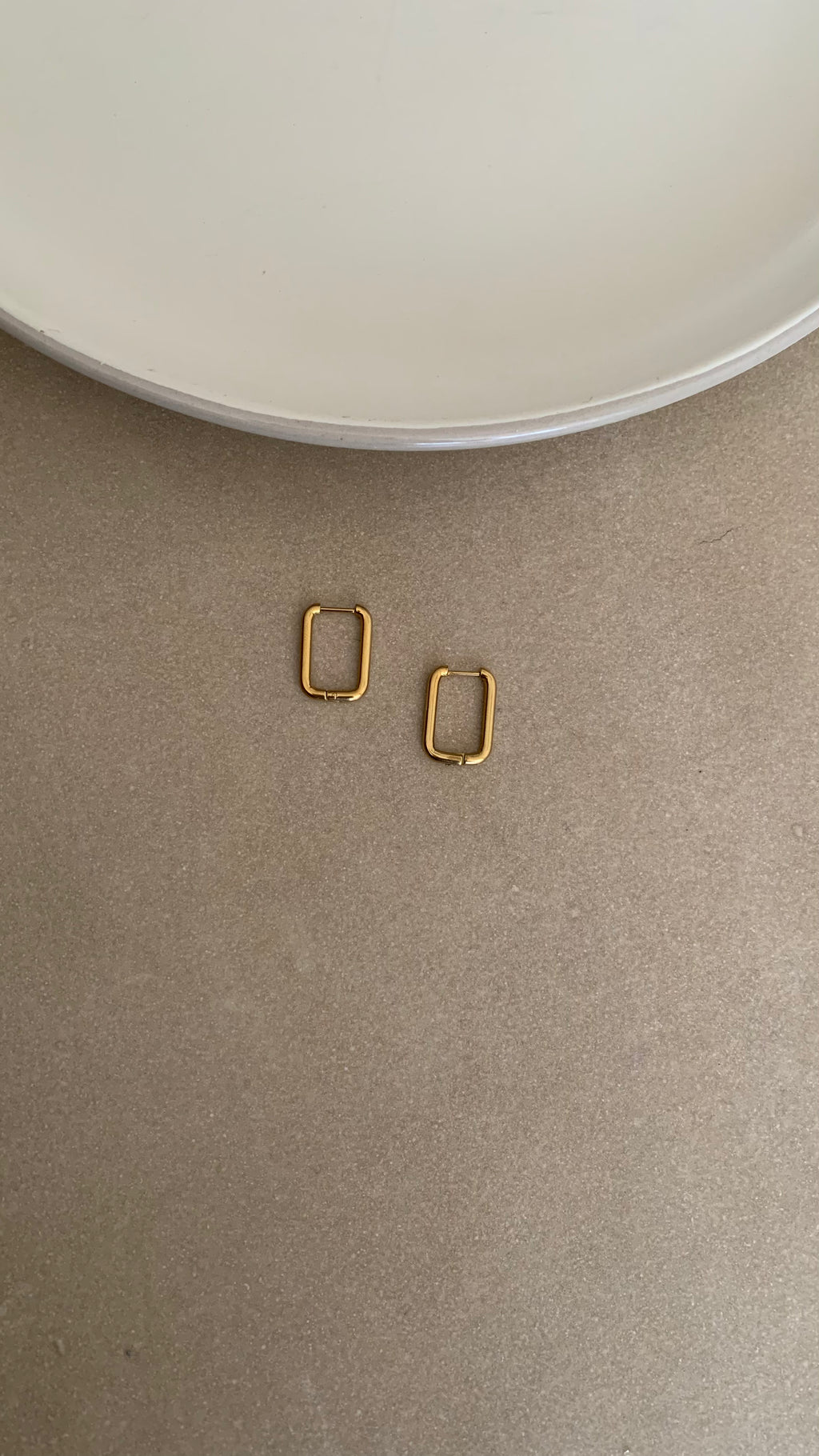RECTANGULAR HOOP EARRING