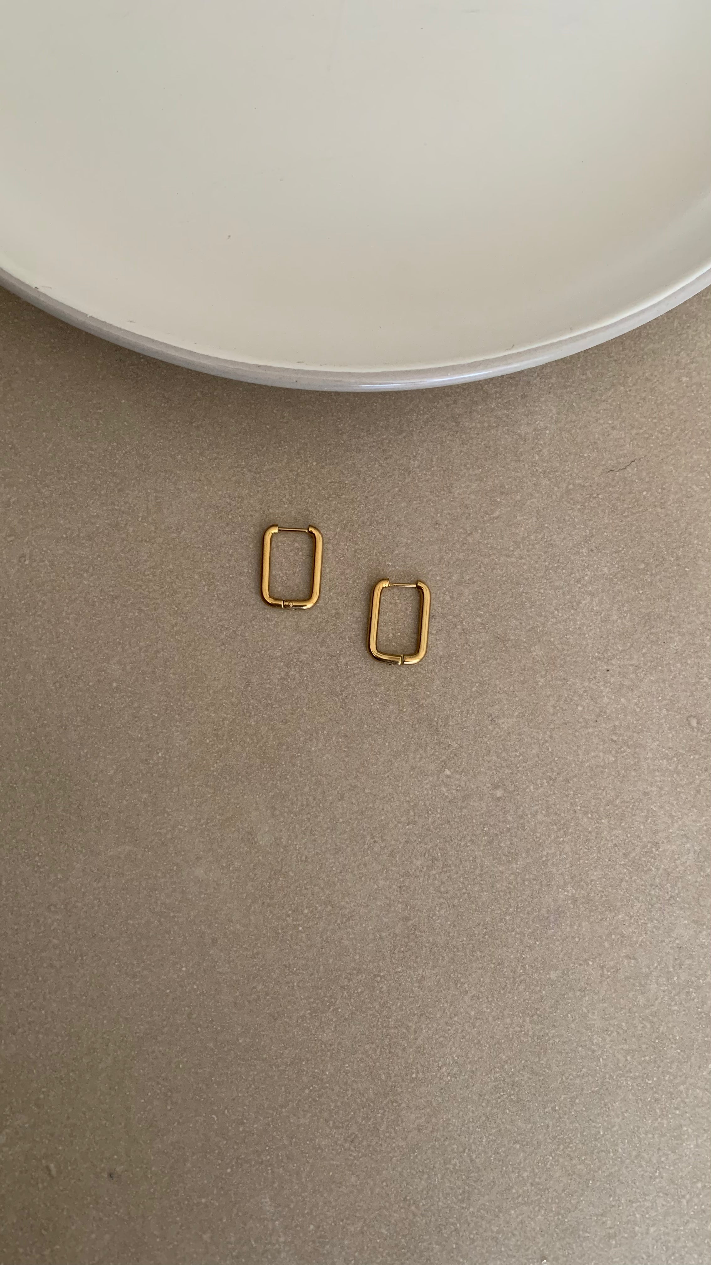 RECTANGULAR HOOP EARRING
