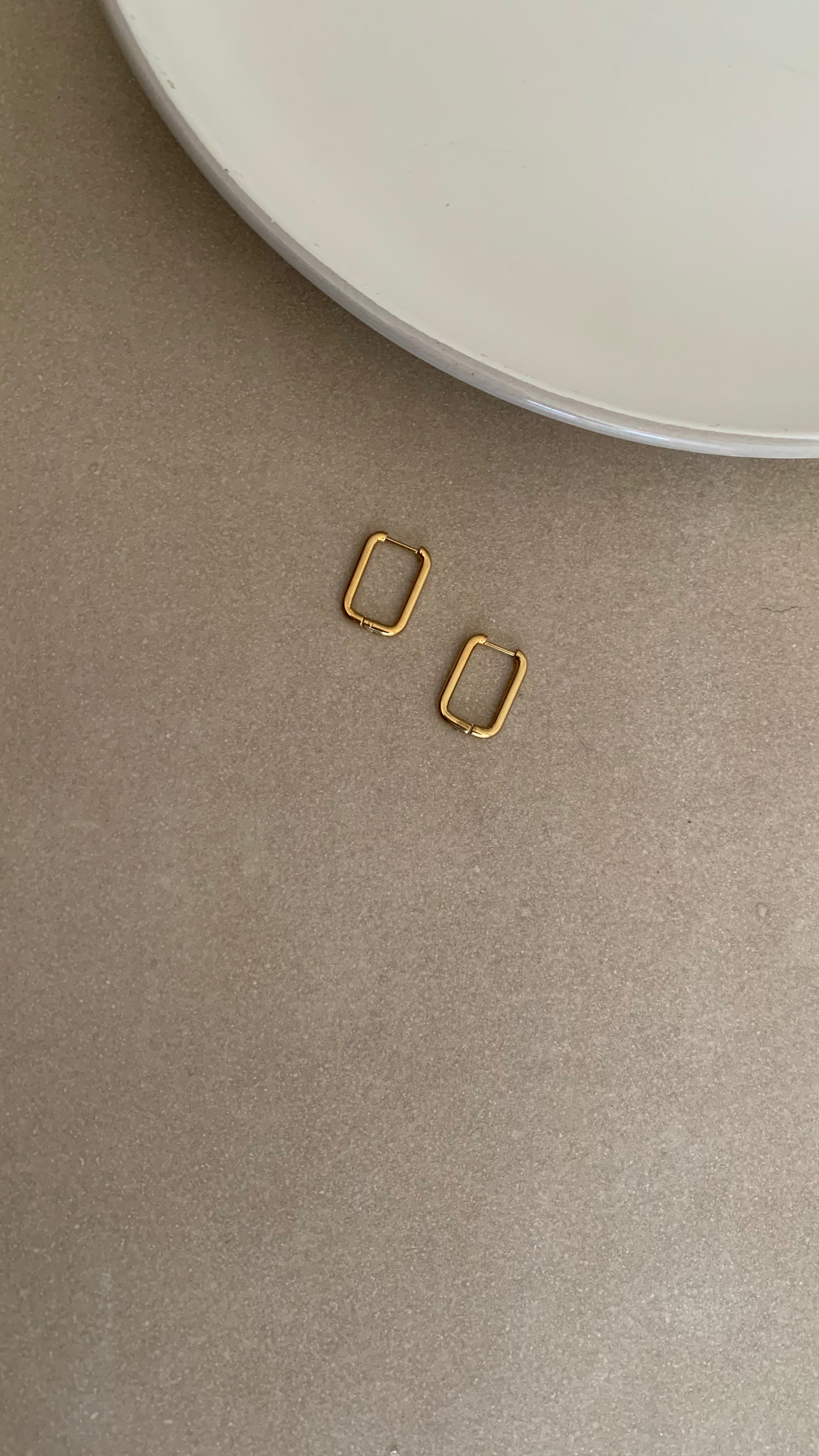 RECTANGULAR HOOP EARRING