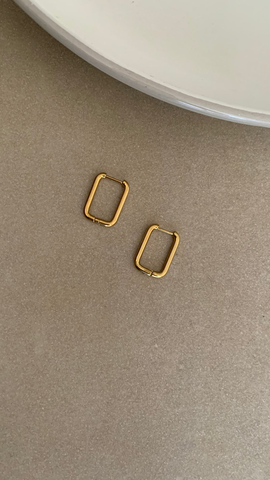 RECTANGULAR HOOP EARRING