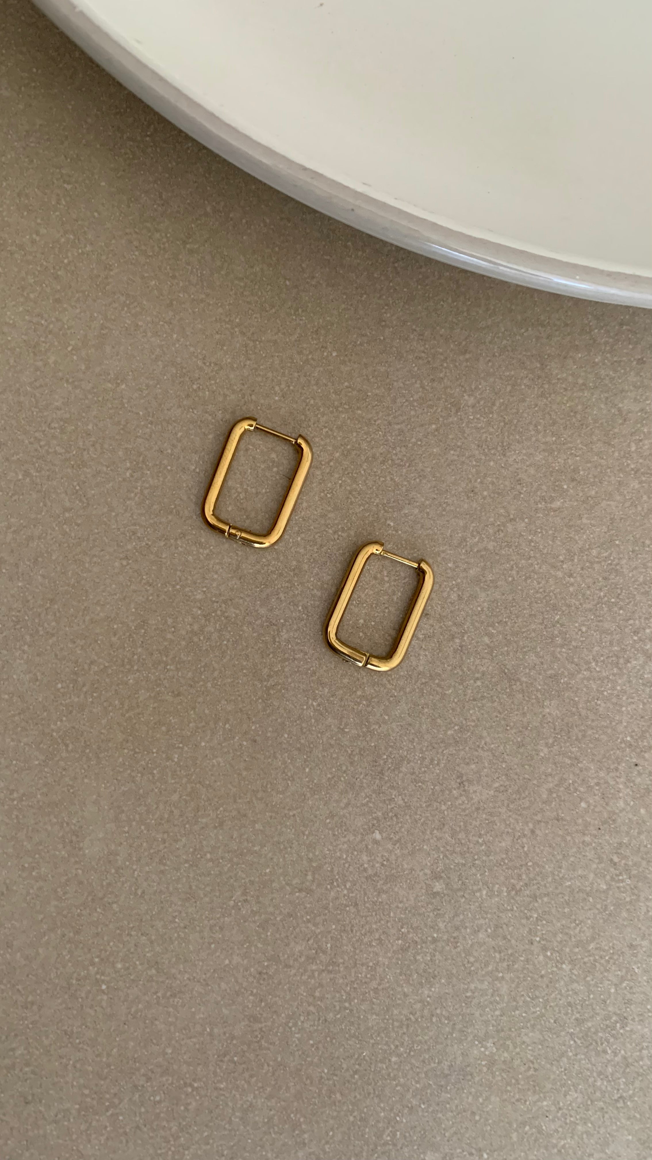 RECTANGULAR HOOP EARRING