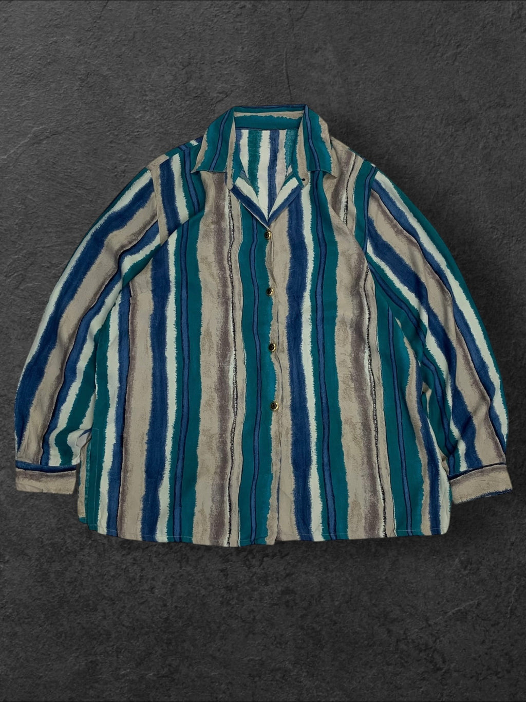 UNTAGGED BUTTON UP VINTAGE SHIRT