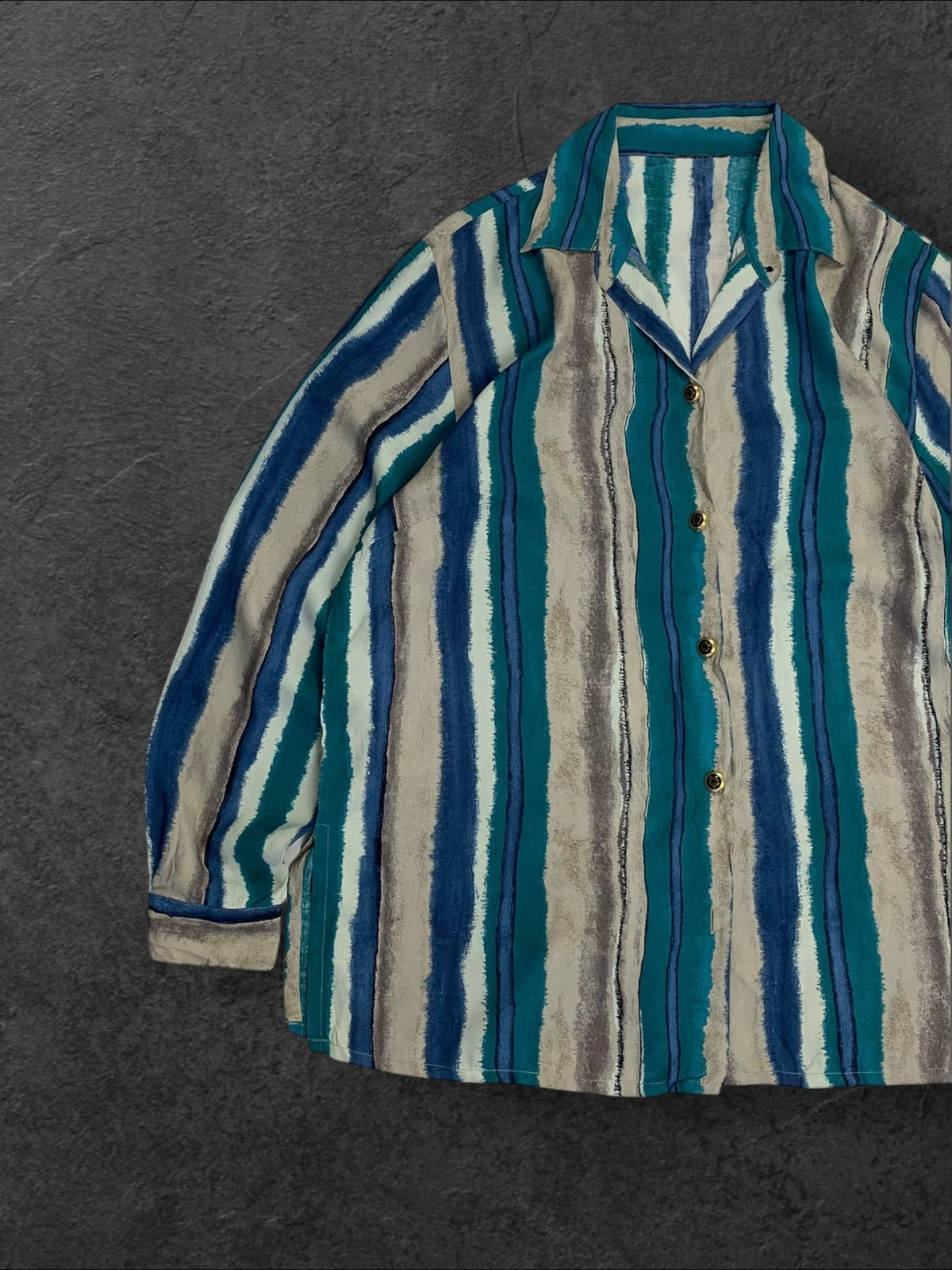 UNTAGGED BUTTON UP VINTAGE SHIRT