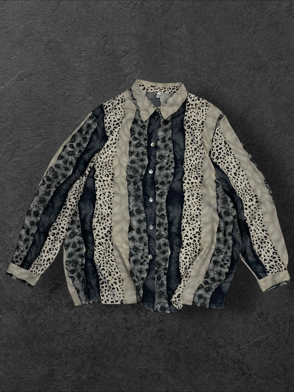 THE UNTAGGED BUTTON UP VINTAGE SHIRT
