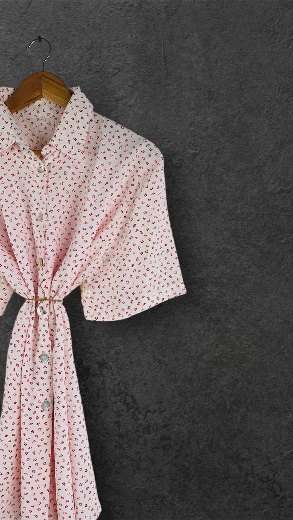 THE UNTAGGED BUTTON UP VINTAGE  SHIRT