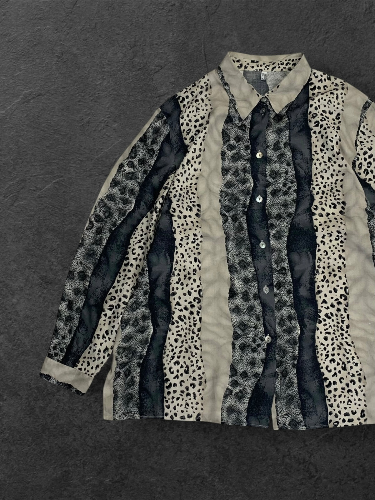 THE UNTAGGED BUTTON UP VINTAGE SHIRT