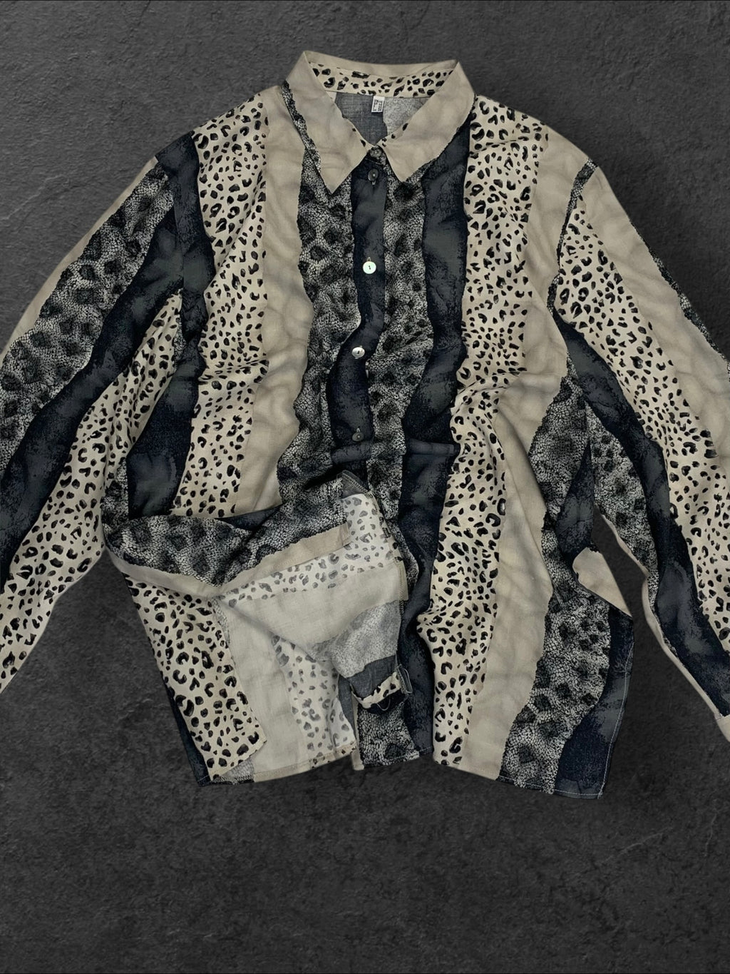 THE UNTAGGED BUTTON UP VINTAGE SHIRT