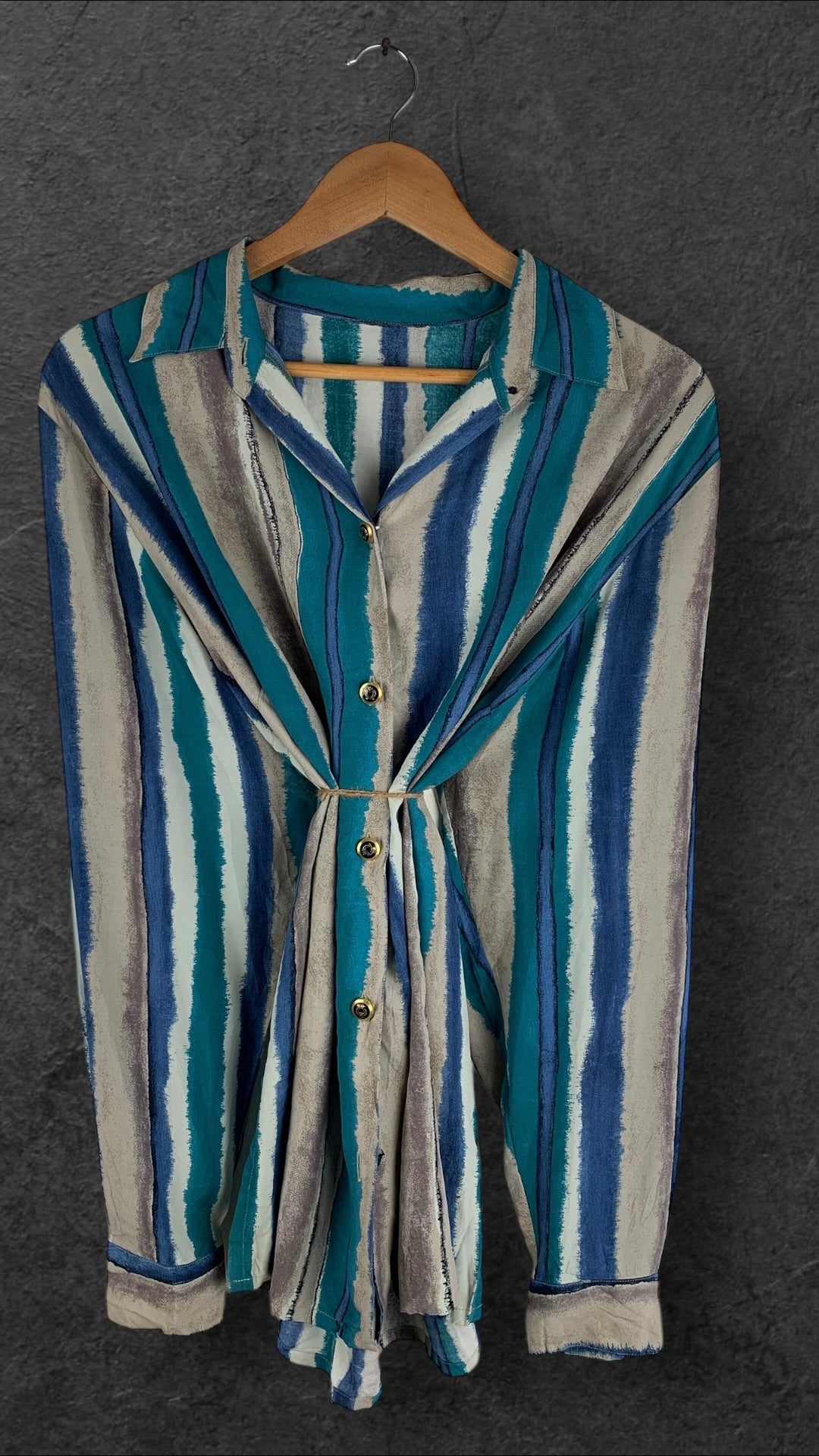 UNTAGGED BUTTON UP VINTAGE SHIRT